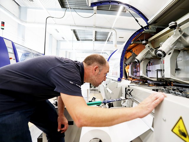 Mitarbeiter bei der Produktion eines Buches in der Book-on-Demand Produktion